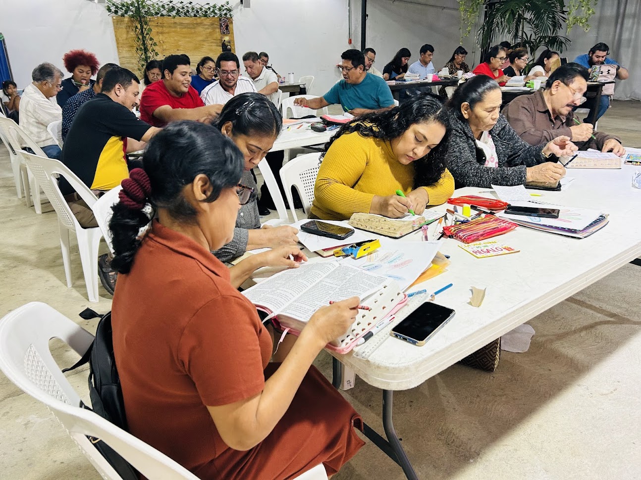 Estudiantes estudiando la Biblia en ABBA