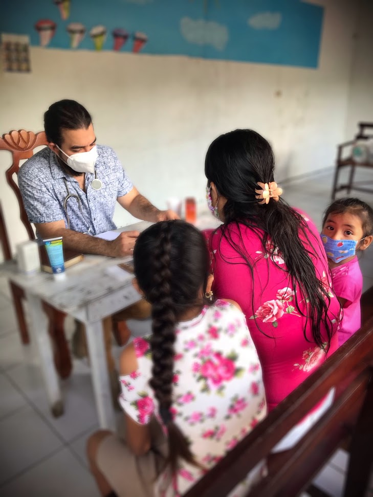 Brigada médica de Ministerios Alkance atendiendo a una familia